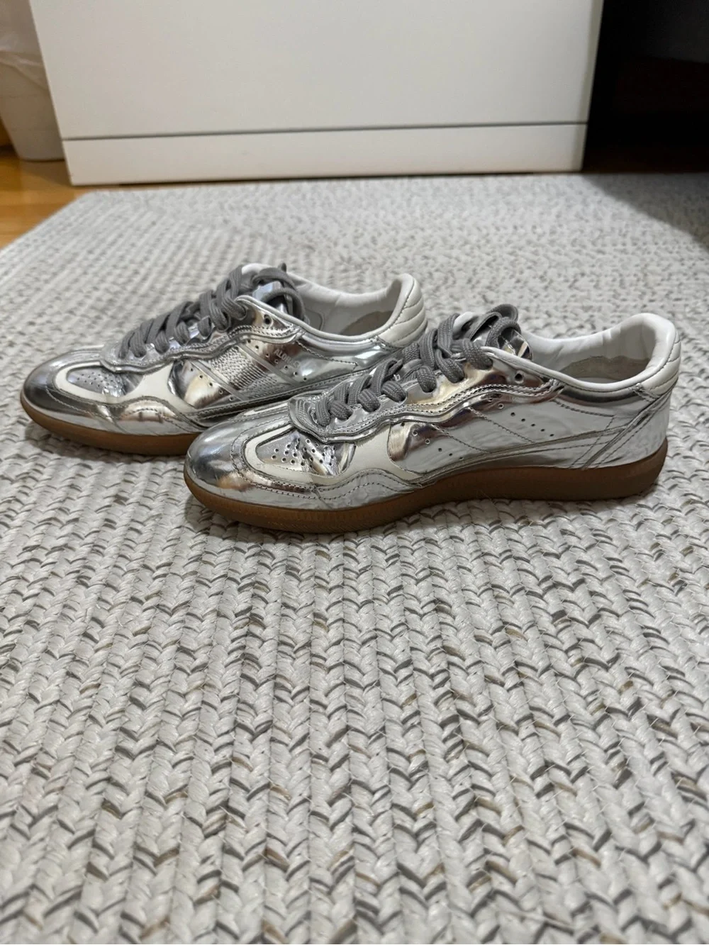 ALOHAS TB.490 Rife Shimmer Metallic Leather Sneakers in Silver Cream